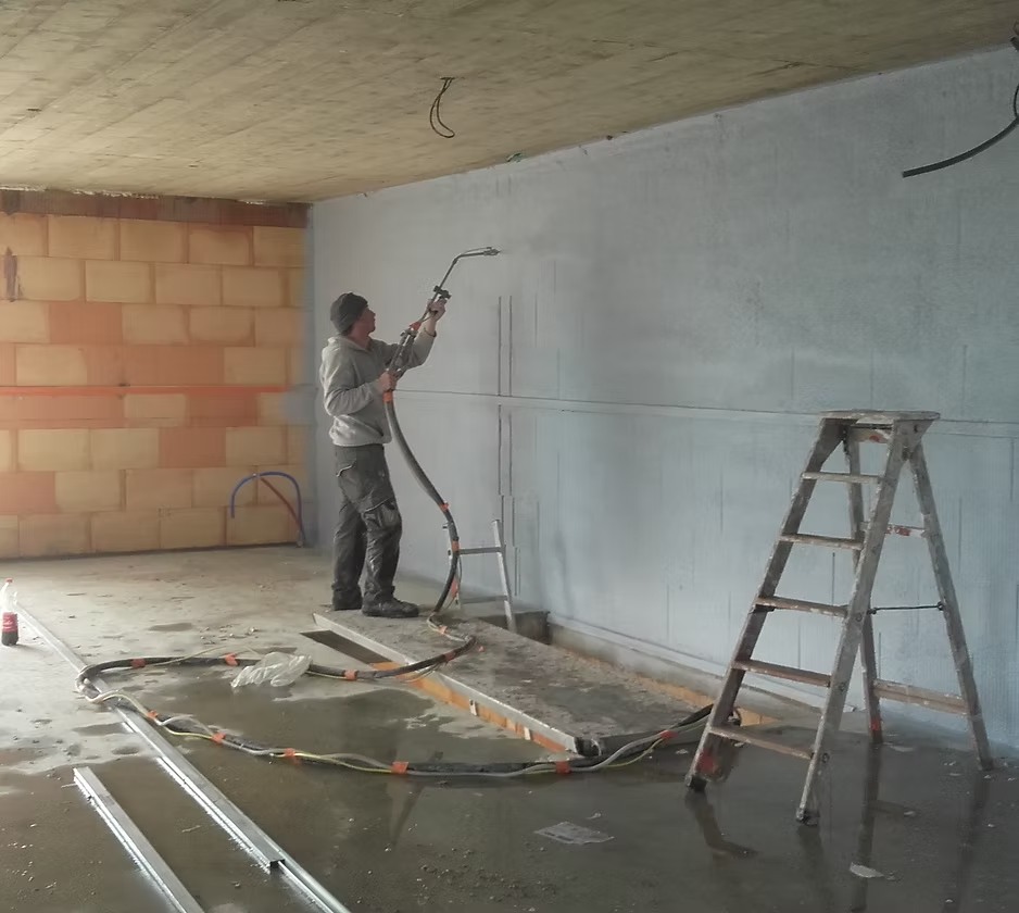 équipé d'une machine de projection, et référencé chez Placoplatre