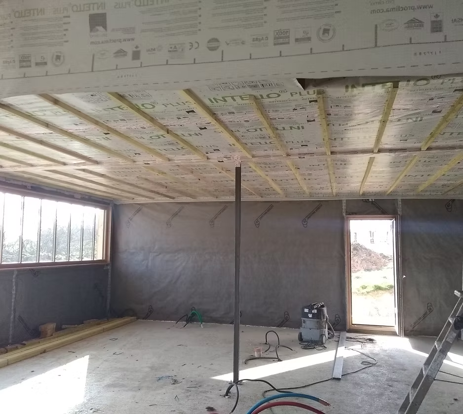 traitement de l'étanchéité à l'air plafonds et murs en ossature bois.